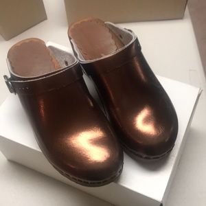 Hanna Andersson bronze leather clogs, size 37